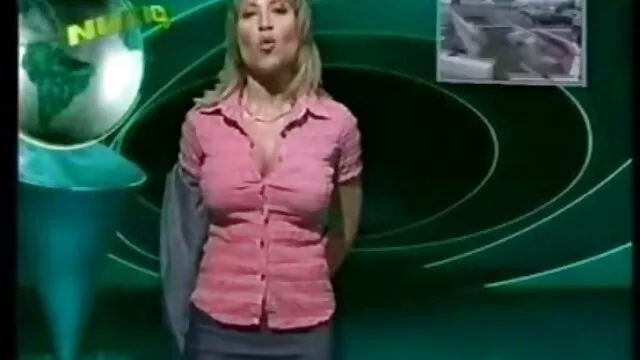 انجمن بدون ثبت نام  یک بلوند در عکس سکسی مادر زن نزدیکی ماشین در جنگل وجود دارد