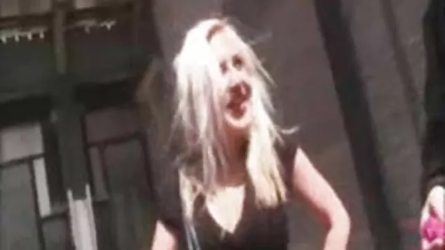 انجمن بدون ثبت نام  ژاپنی ها با دست های بیدمشک مودار دخترشان بازی می کردند و سپس او را عکس زن با لباس سکسی لعنتی می کردند